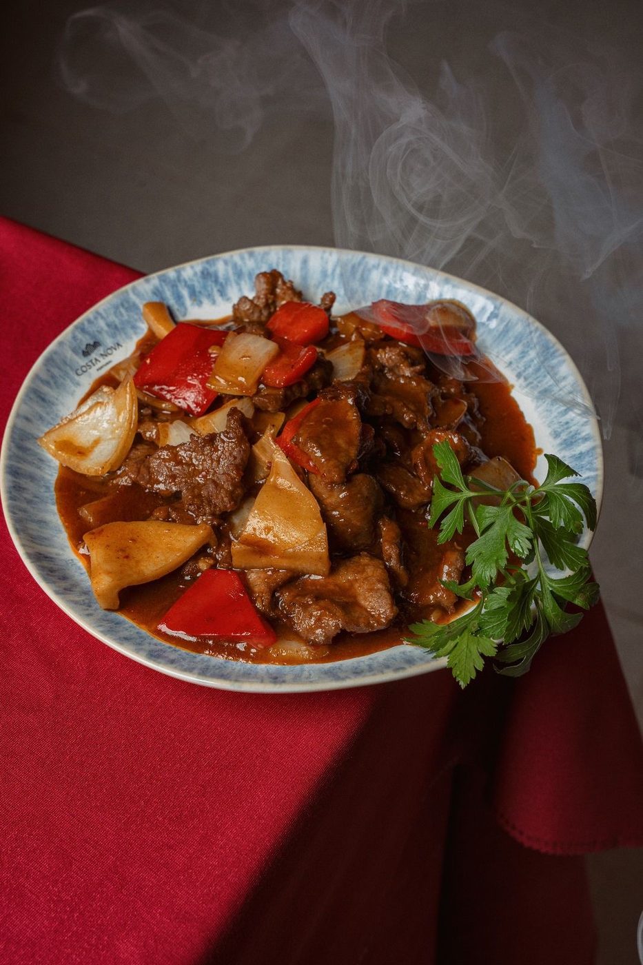 Vaca salteada com pimentos, na chapa