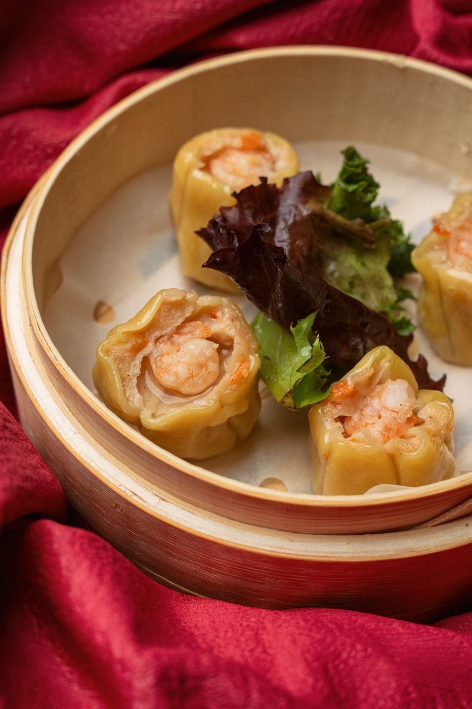 Dumplings de camarão no cesto de bambu